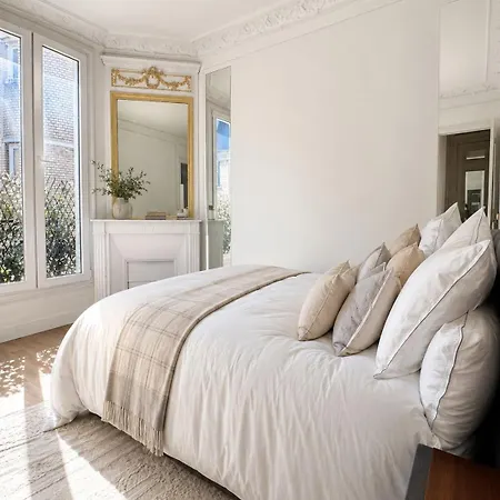 Elegant Haussmann Style With Balcony Eiffel Tower View شقة